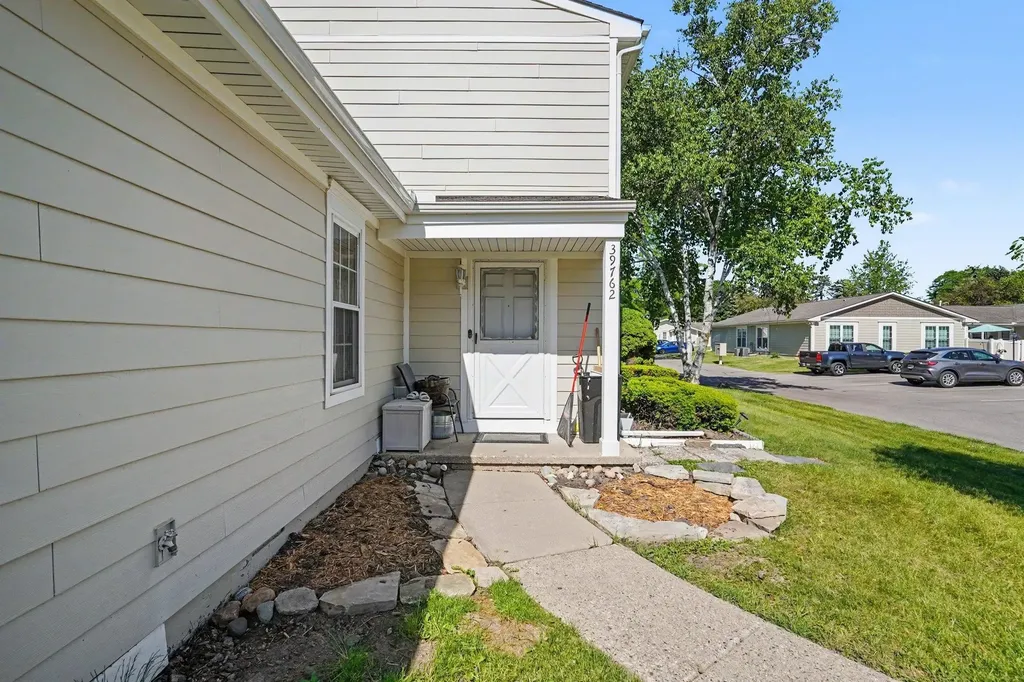 39762 Village Wood Circle Novi City MI 48375