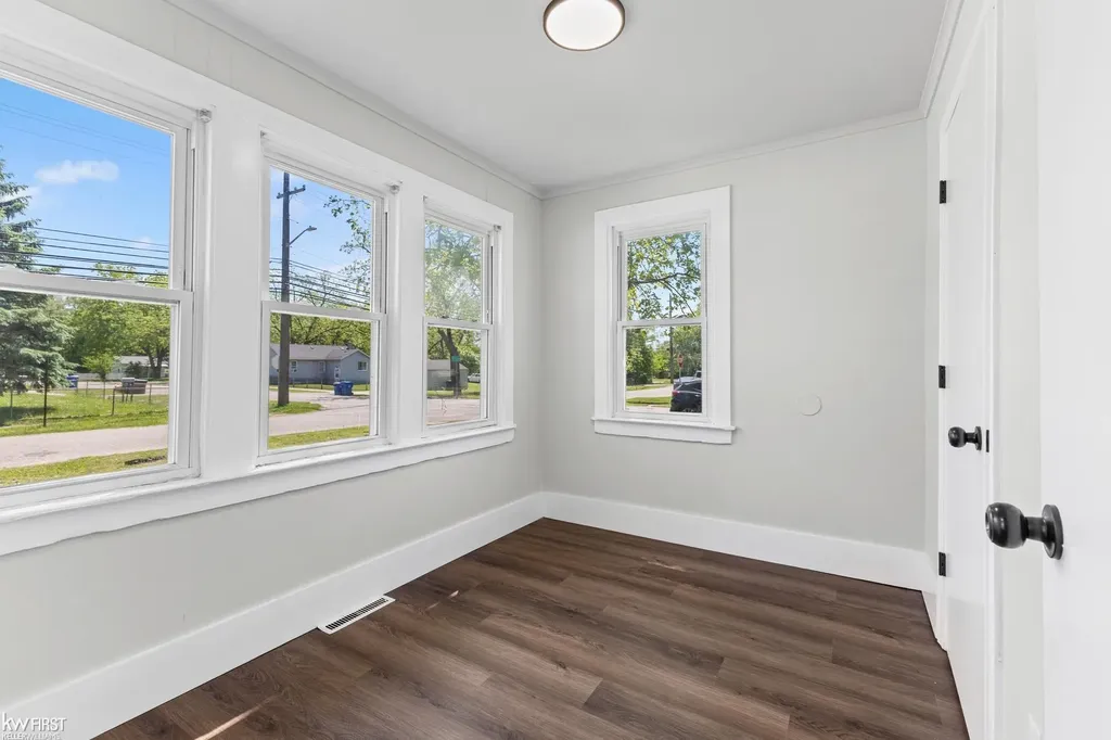 190 S Lynn Avenue Waterford Charter Township MI 48328