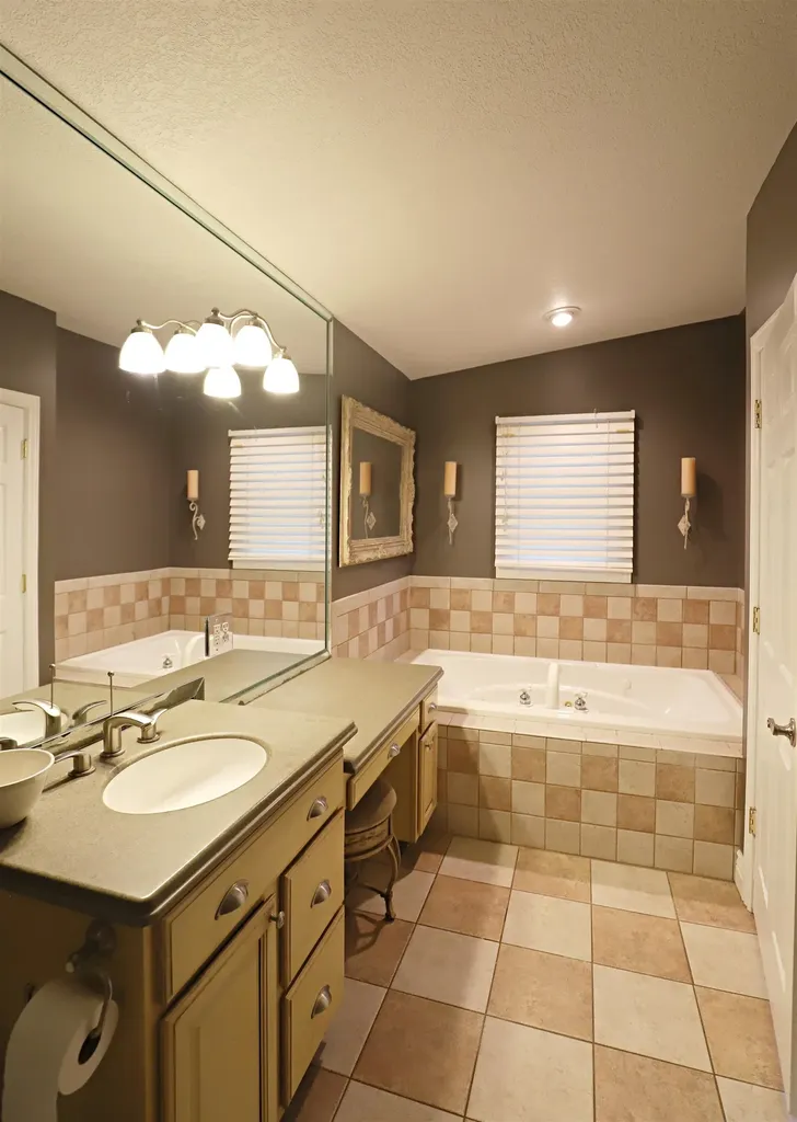 1536 Suzanne Court Flushing City MI 48433