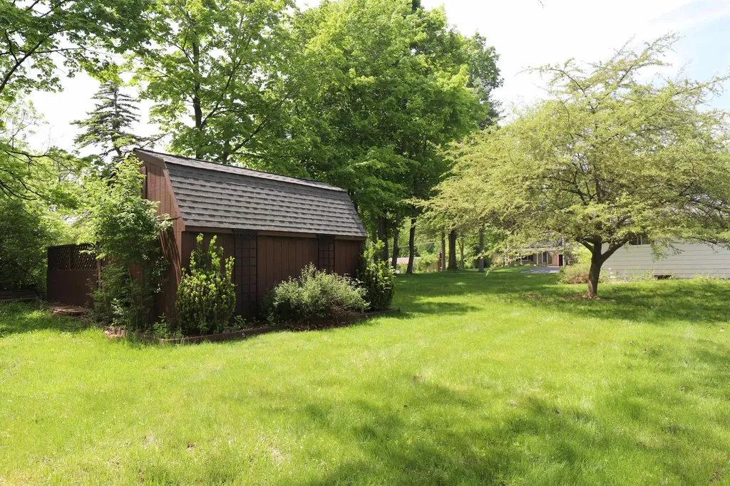 3306 Woodvalley Drive Flushing Charter Township MI 48433