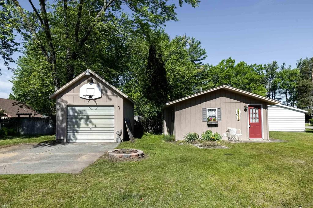 10388 Hunters Trail Garfield Township MI 48632