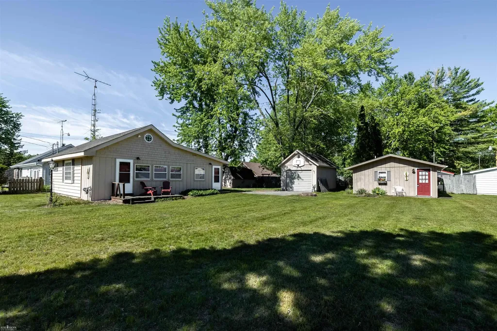 10388 Hunters Trail Garfield Township MI 48632