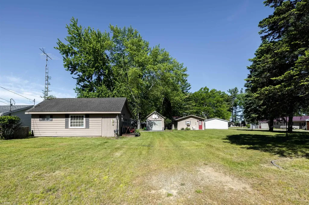 10388 Hunters Trail Garfield Township MI 48632