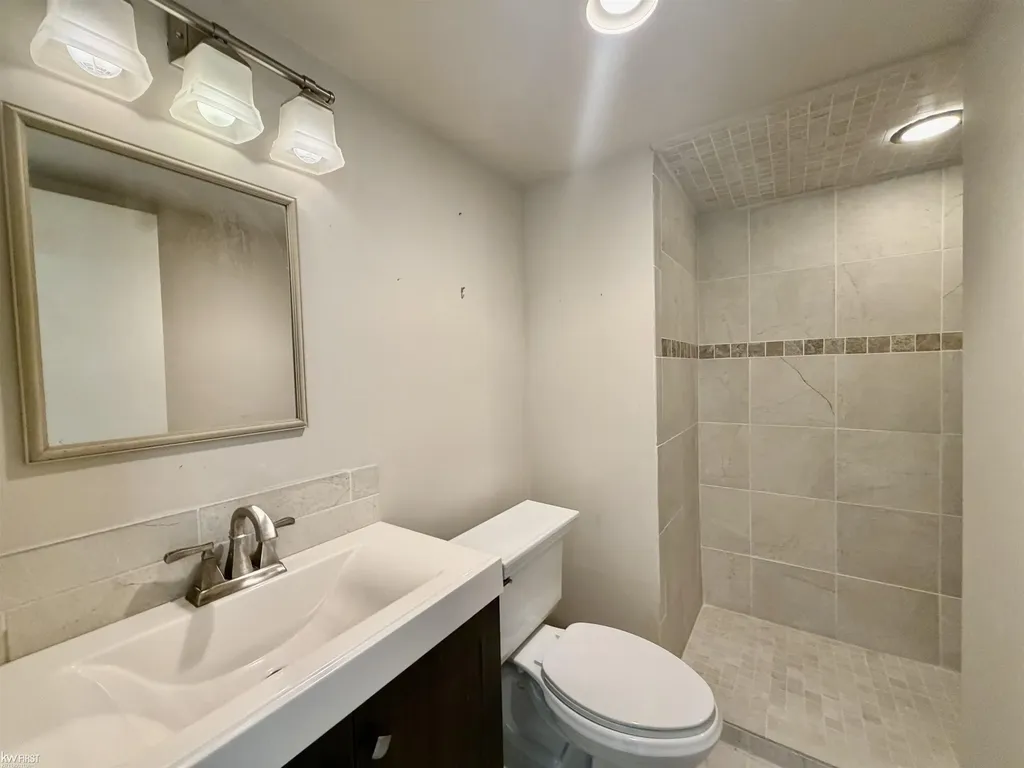 11820 Big Lake Road Springfield Charter Township MI 48350