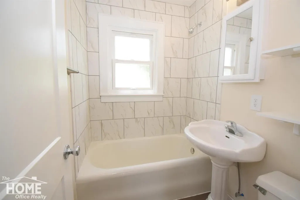 1106 Regent Street Lansing City MI 48912