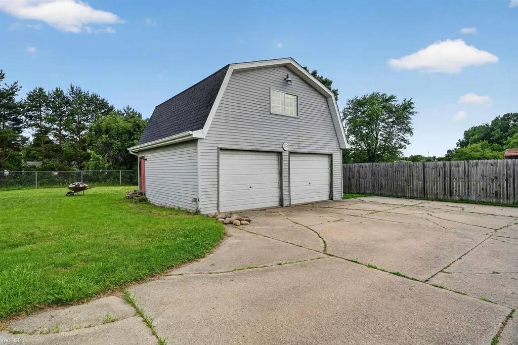 2228 Mclaren Street Burton City MI 48529
