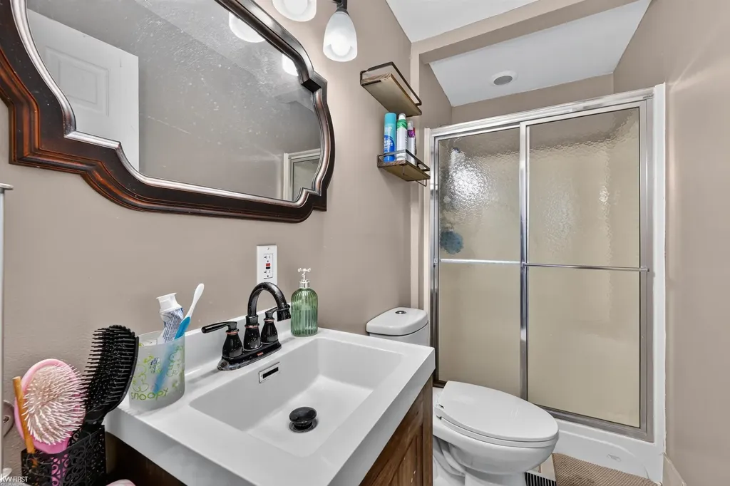 2228 Mclaren Street Burton City MI 48529