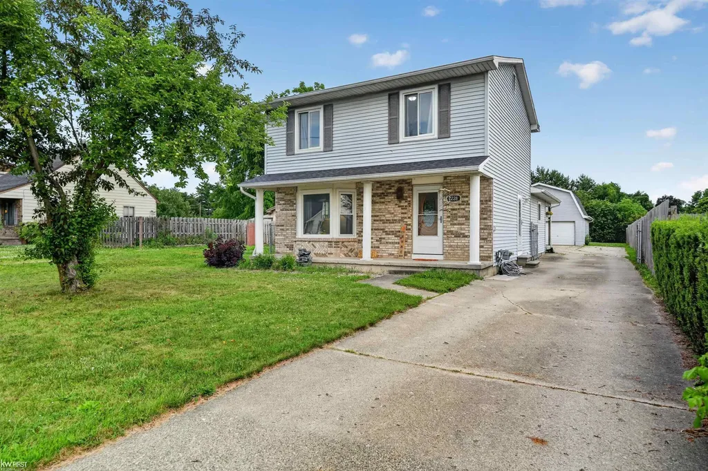 2228 Mclaren Street Burton City MI 48529