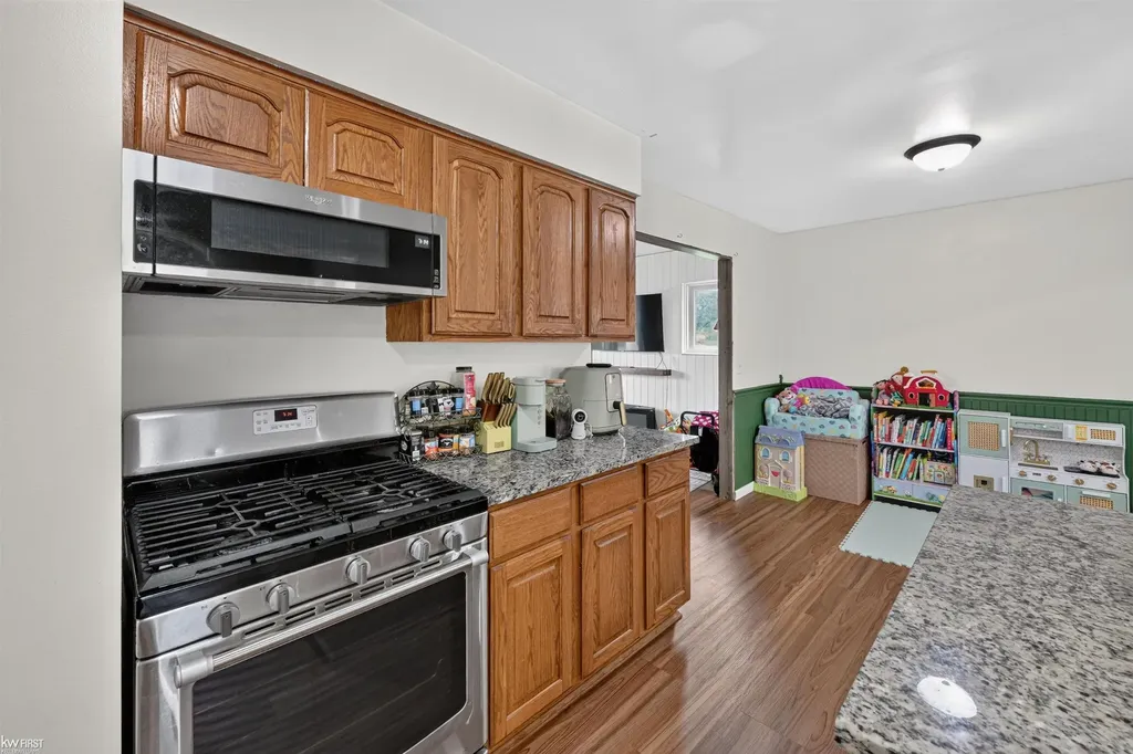 2228 Mclaren Street Burton City MI 48529