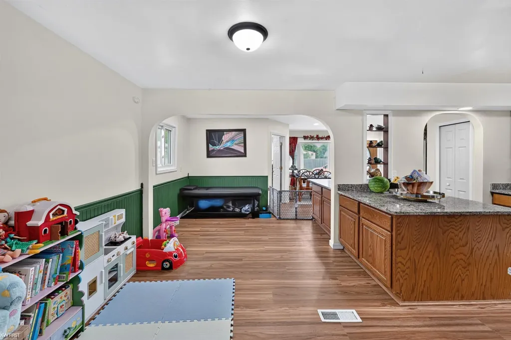 2228 Mclaren Street Burton City MI 48529
