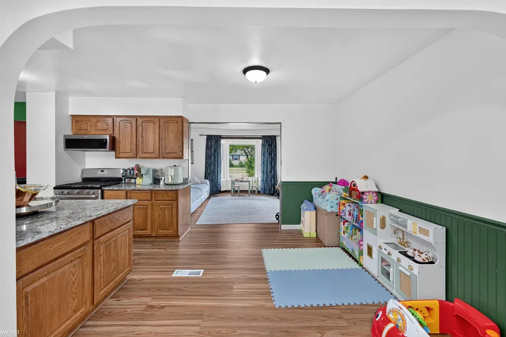 2228 Mclaren Street Burton City MI 48529
