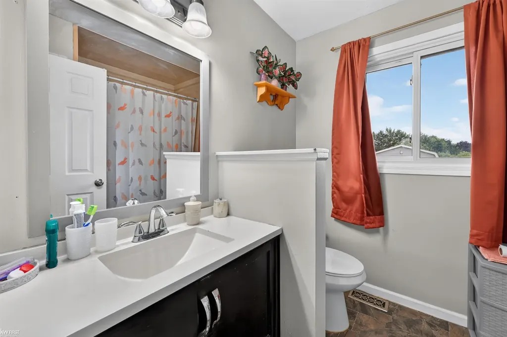2228 Mclaren Street Burton City MI 48529