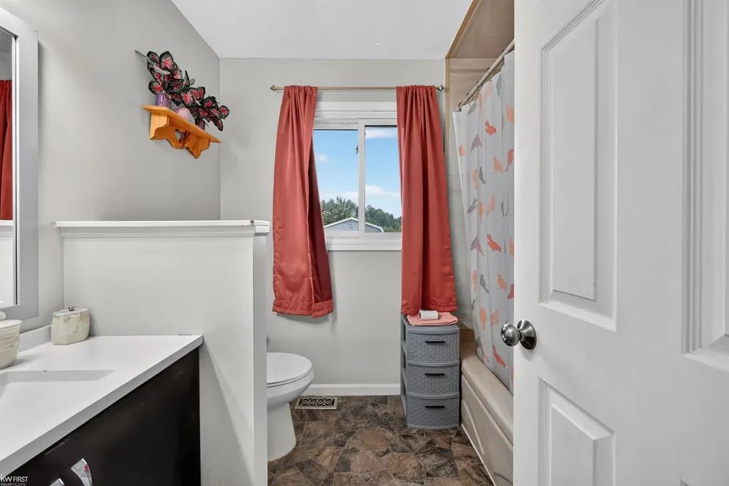 2228 Mclaren Street Burton City MI 48529