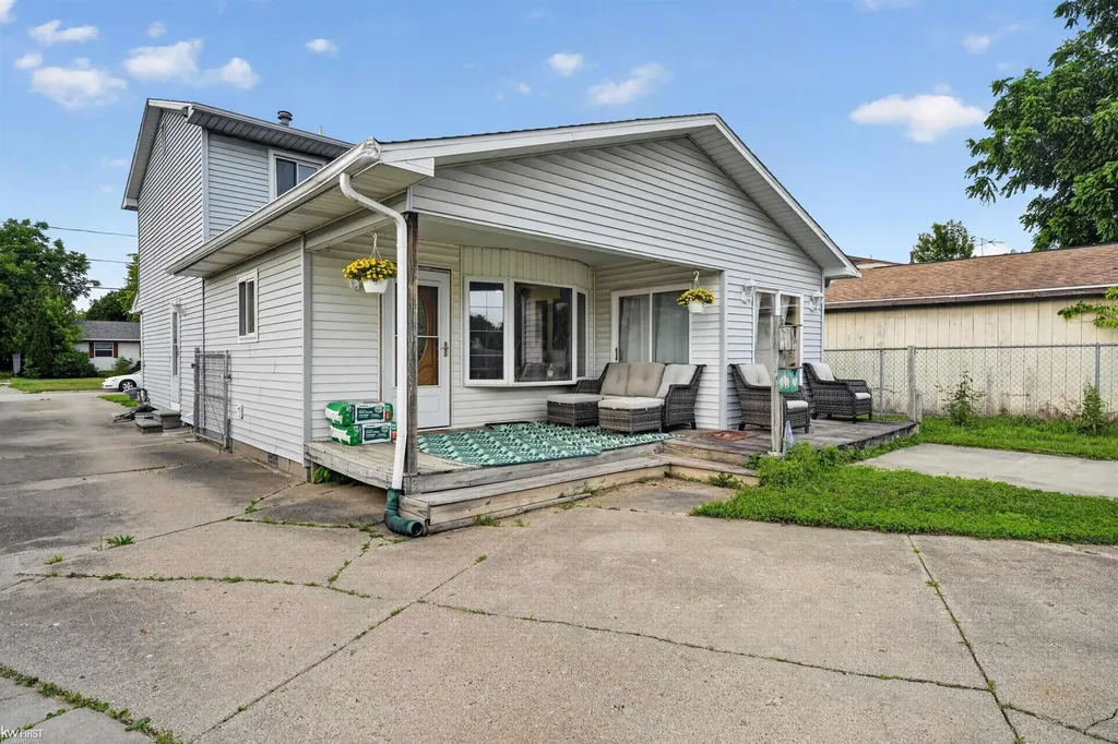 2228 Mclaren Street Burton City MI 48529