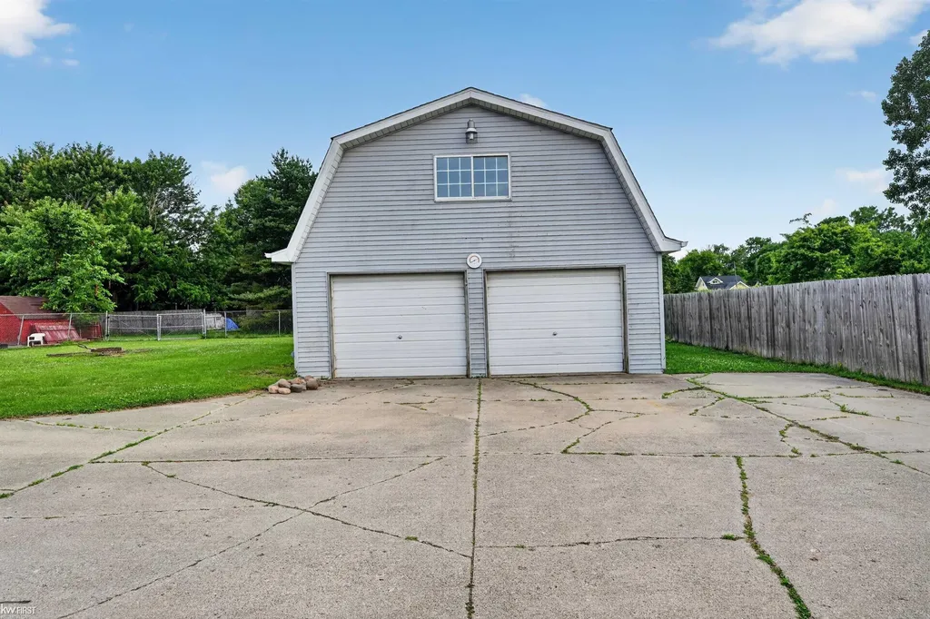 2228 Mclaren Street Burton City MI 48529