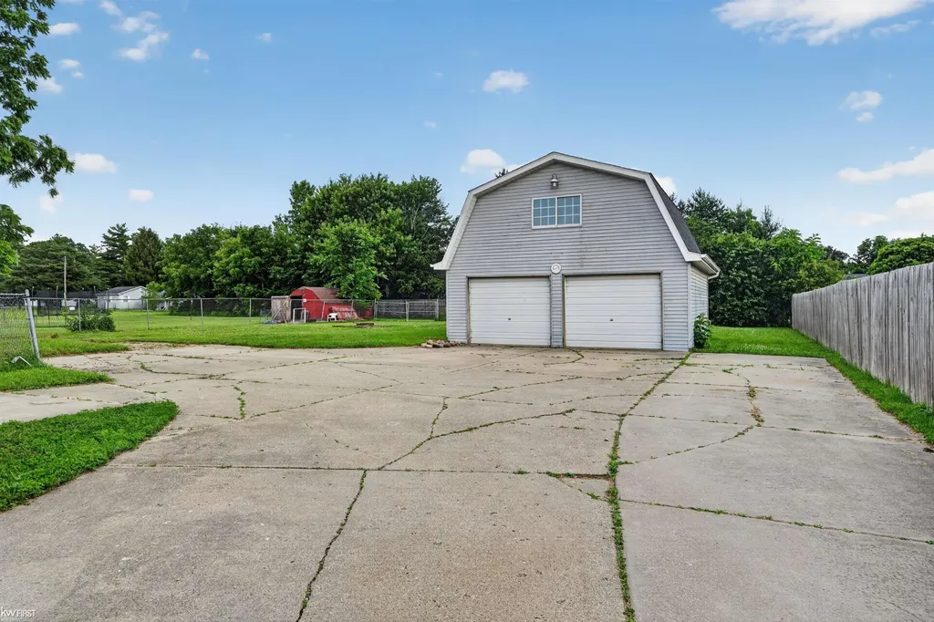 2228 Mclaren Street Burton City MI 48529