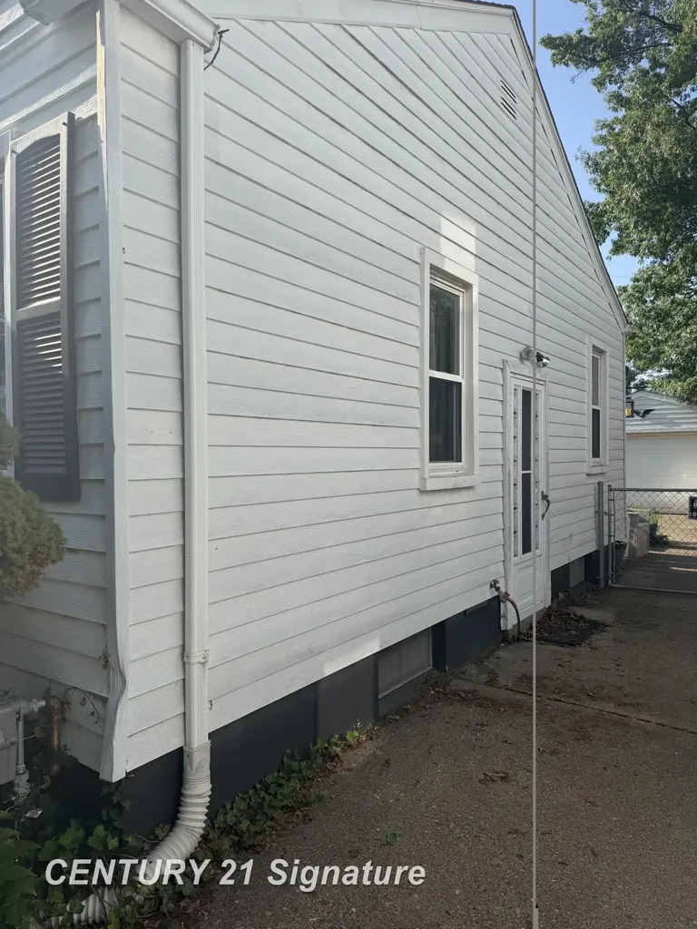 658 East Coy Avenue Hazel Park City MI 48030