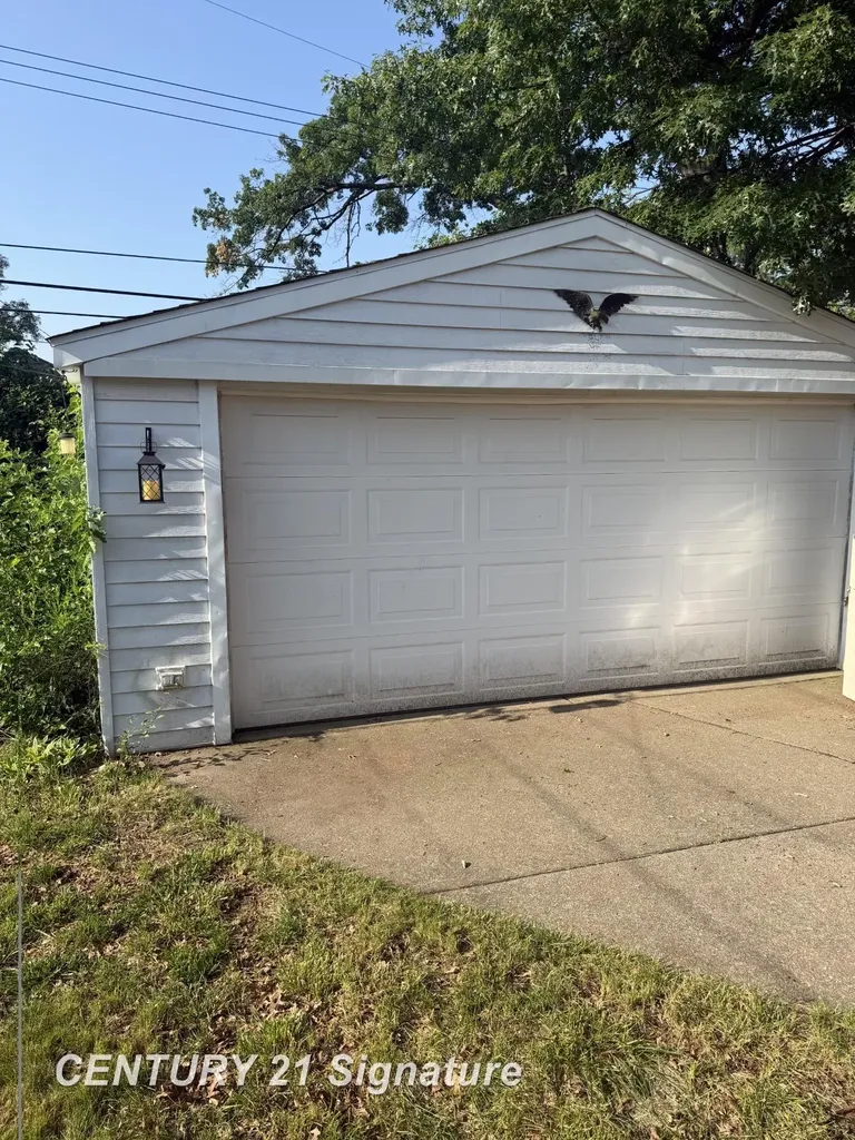 658 East Coy Avenue Hazel Park City MI 48030