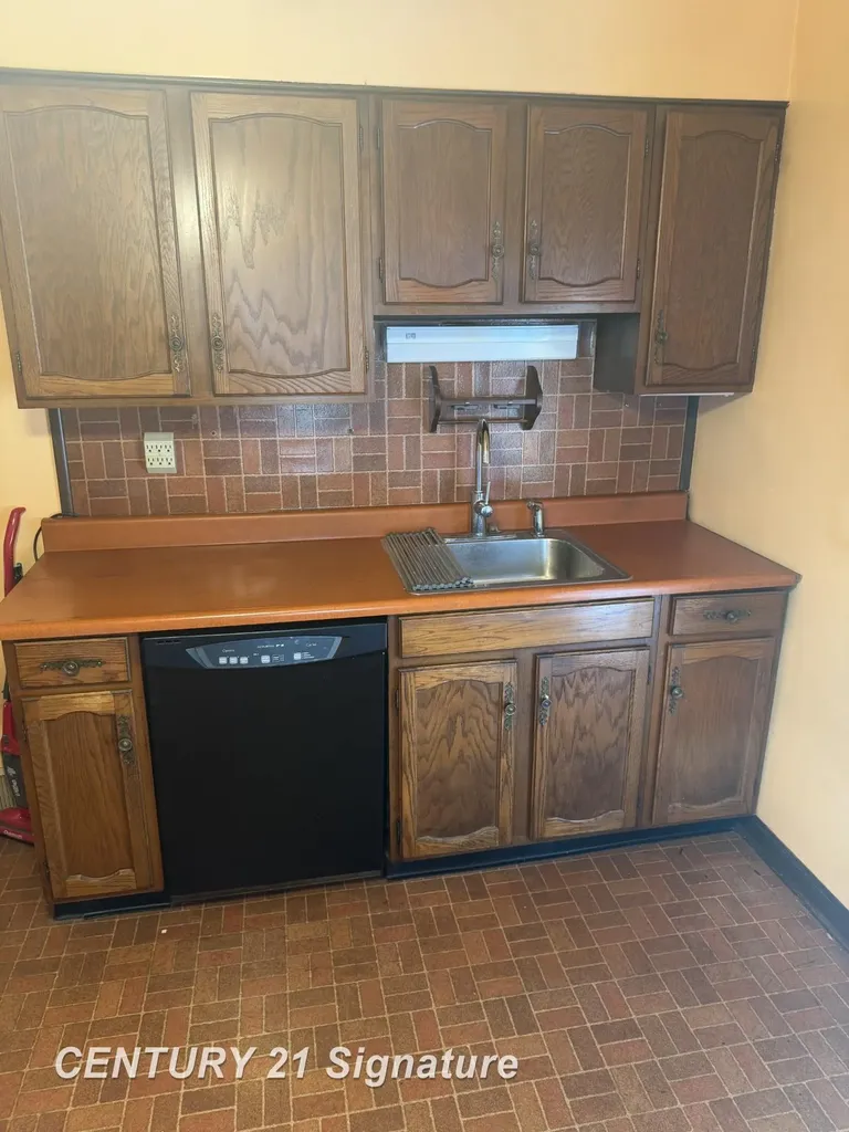 658 East Coy Avenue Hazel Park City MI 48030