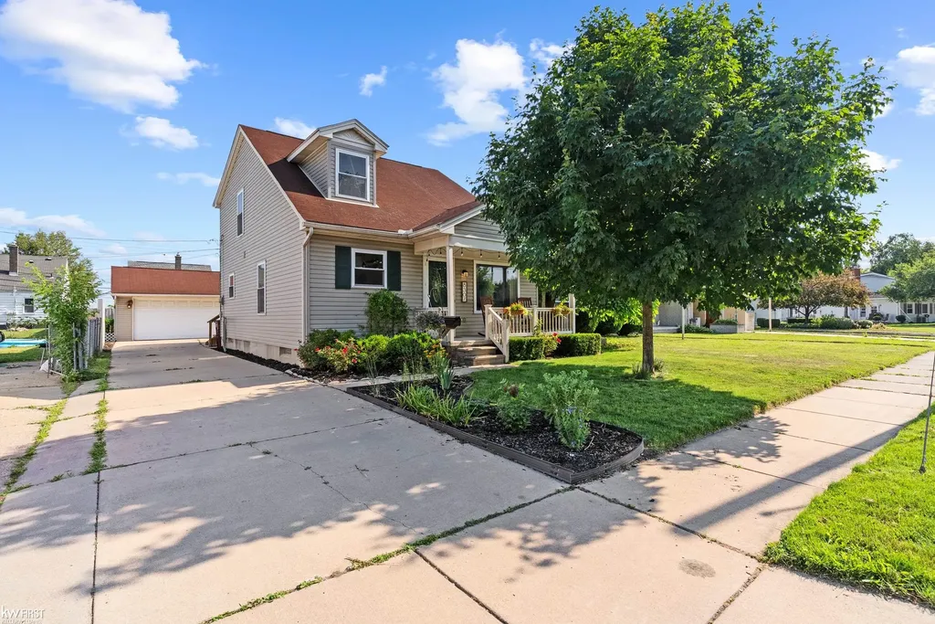 8307 Edward Avenue Center Line City MI 48015