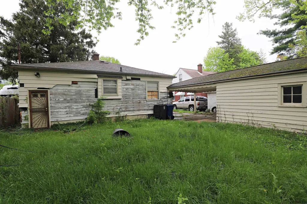 2835 Begole Street Flint City MI 48504
