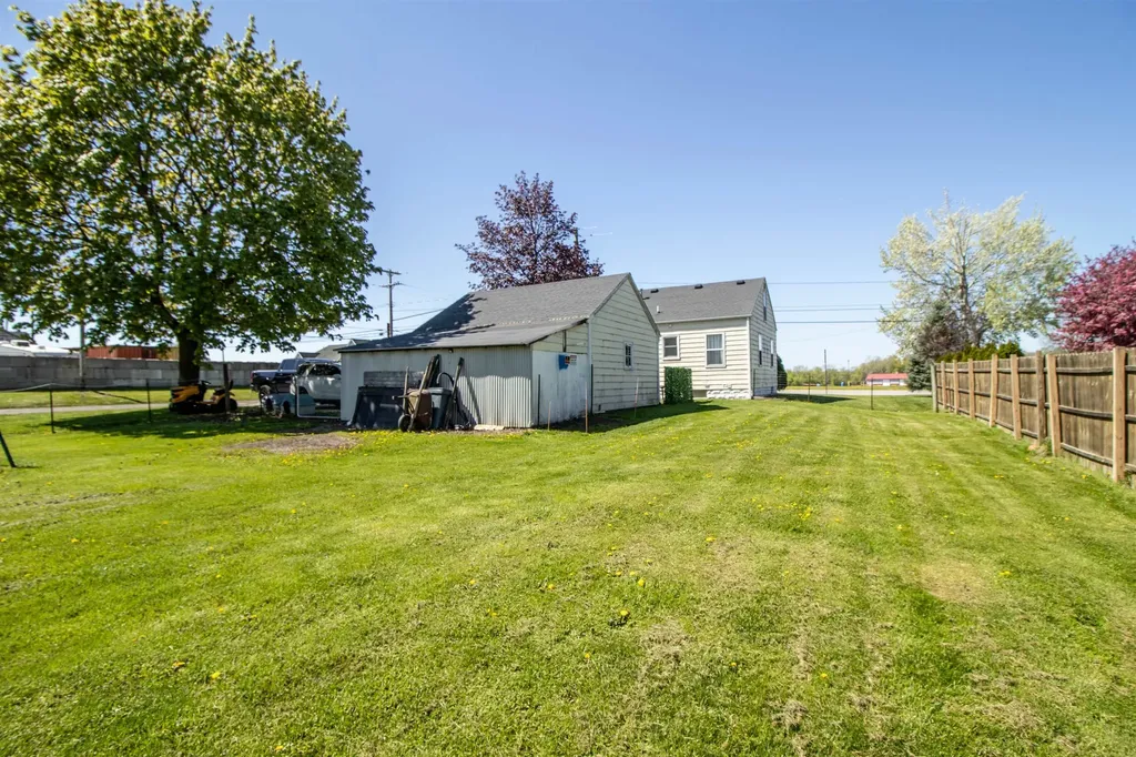 10256 N Saginaw Road Vienna Charter Township MI 48420