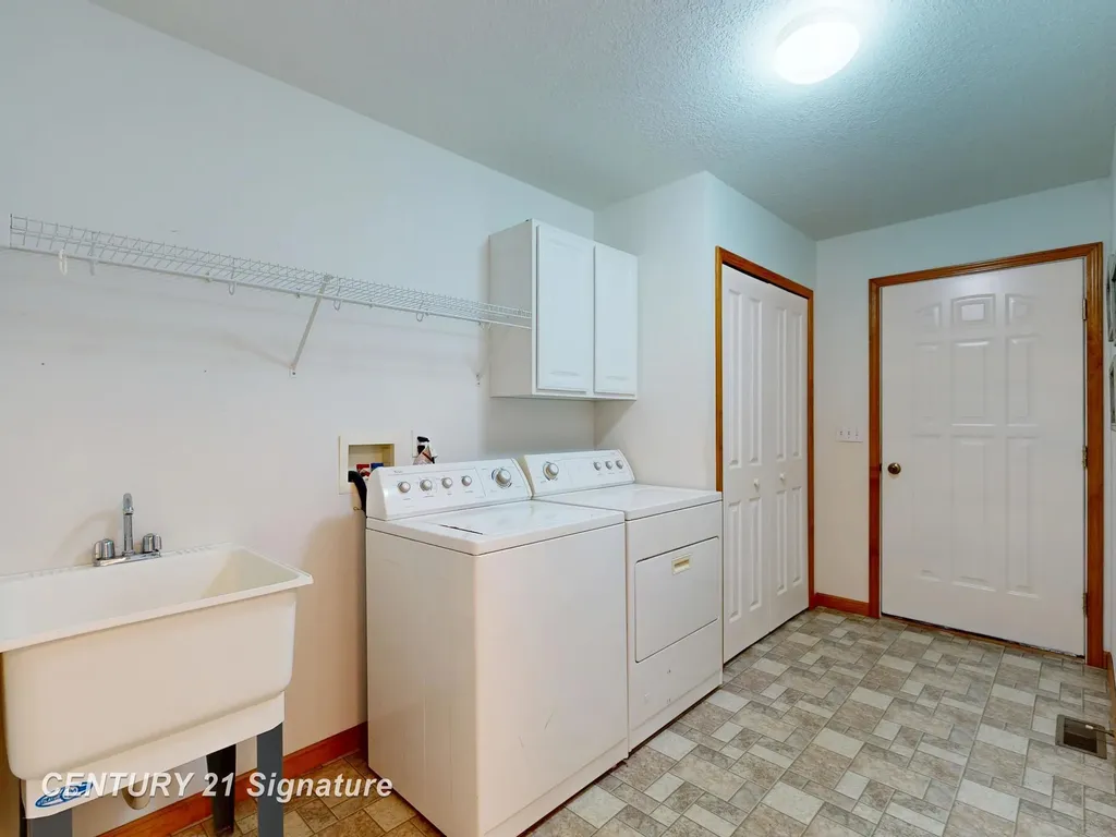 1724 Middle Point Drive Clement Township MI 48610