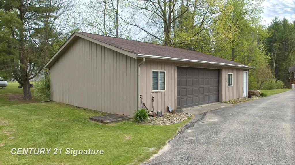 1724 Middle Point Drive Clement Township MI 48610