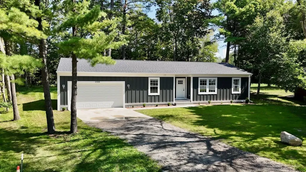 2588 E Greendale Drive Saginaw Charter Township MI 48603