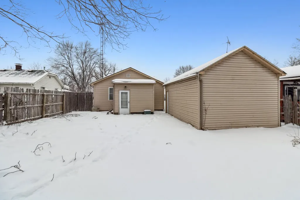1121 W Boatfield Avenue Flint City MI 48507