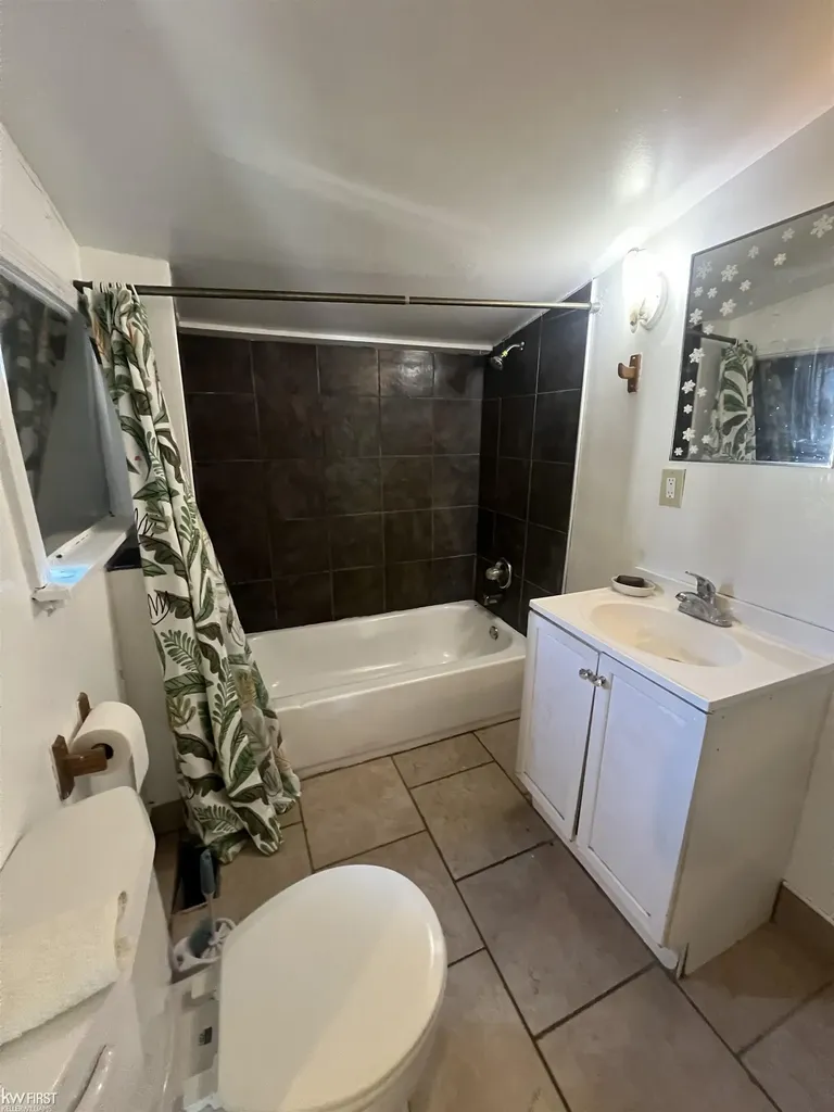2222 Francisco Street Flint Charter Township MI 48433