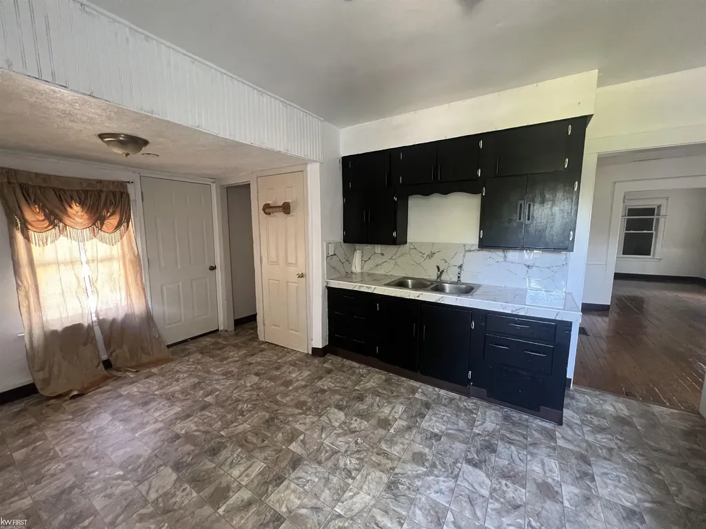 2222 Francisco Street Flint Charter Township MI 48433