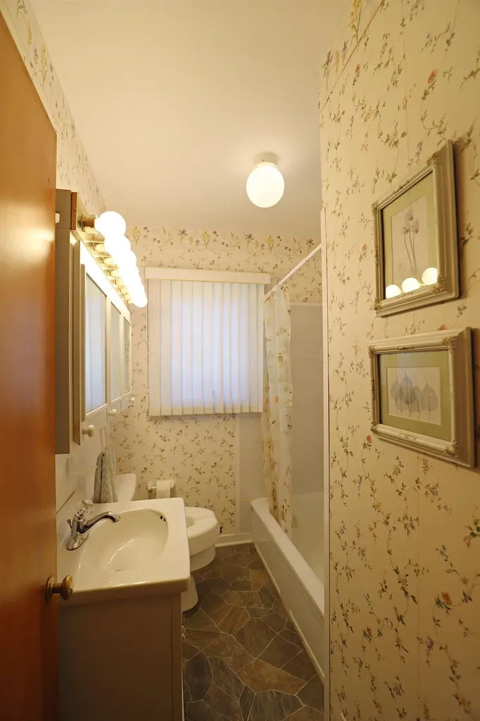 536 Warren Avenue Flushing City MI 48433
