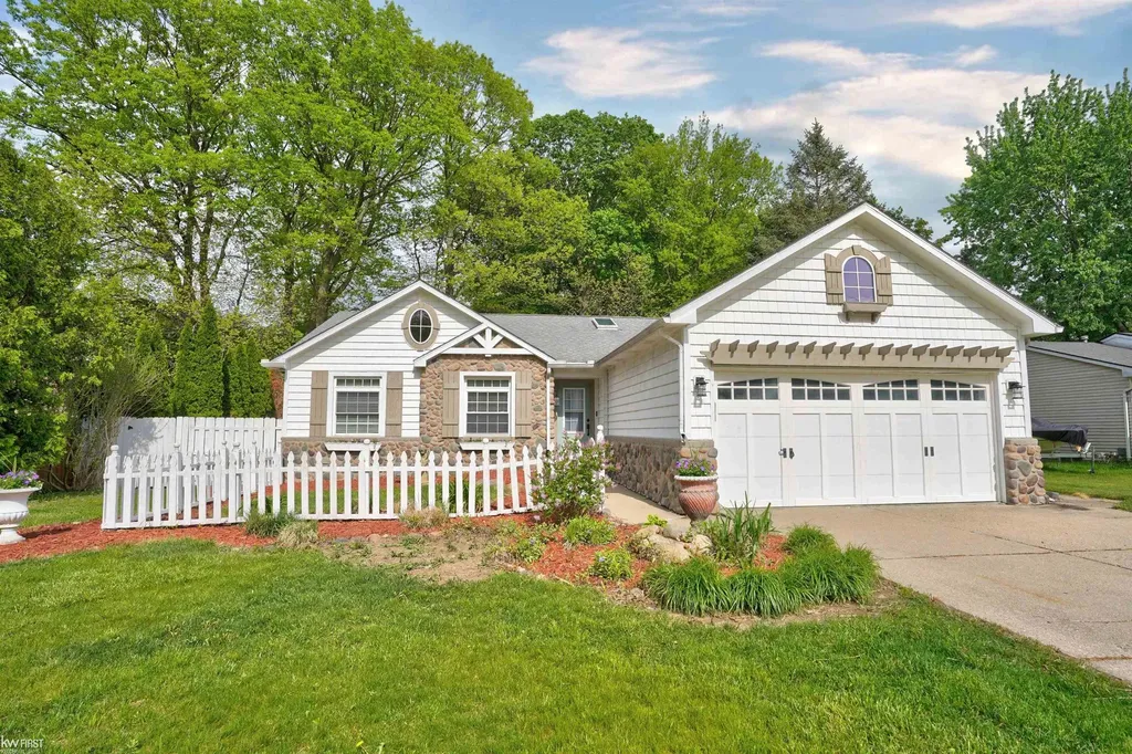 5311 Crestwood Drive Grand Blanc Charter Township MI 48439