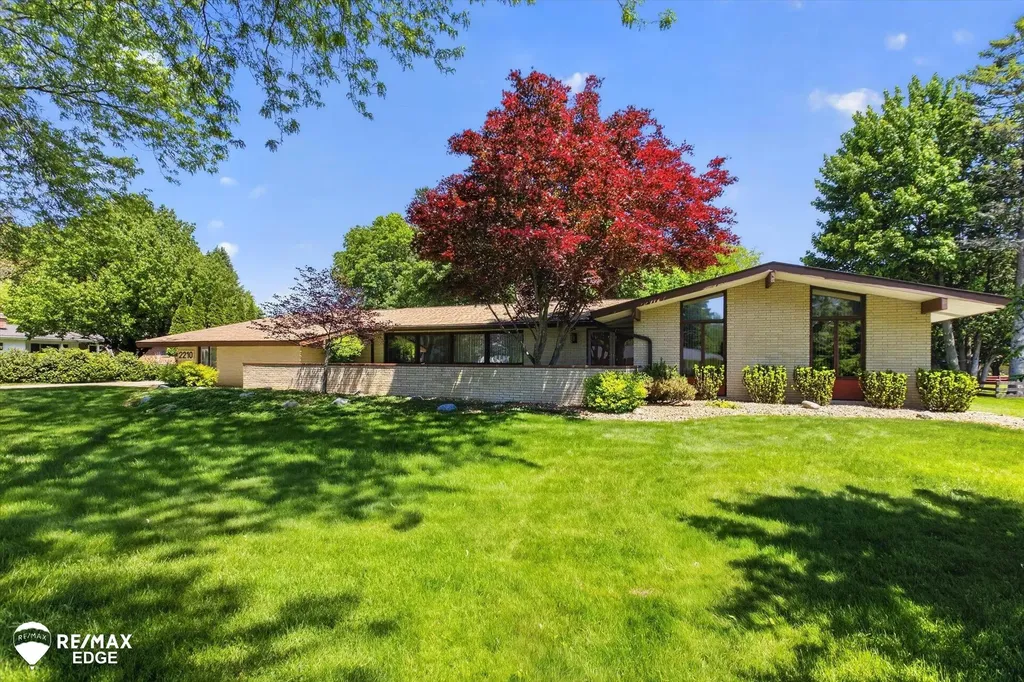 2210 N Sycamore Drive Burton City MI 48509