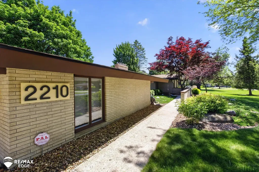 2210 N Sycamore Drive Burton City MI 48509