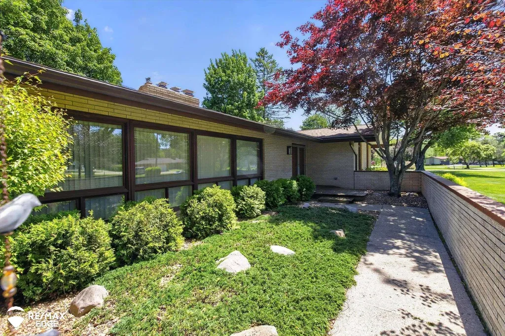 2210 N Sycamore Drive Burton City MI 48509