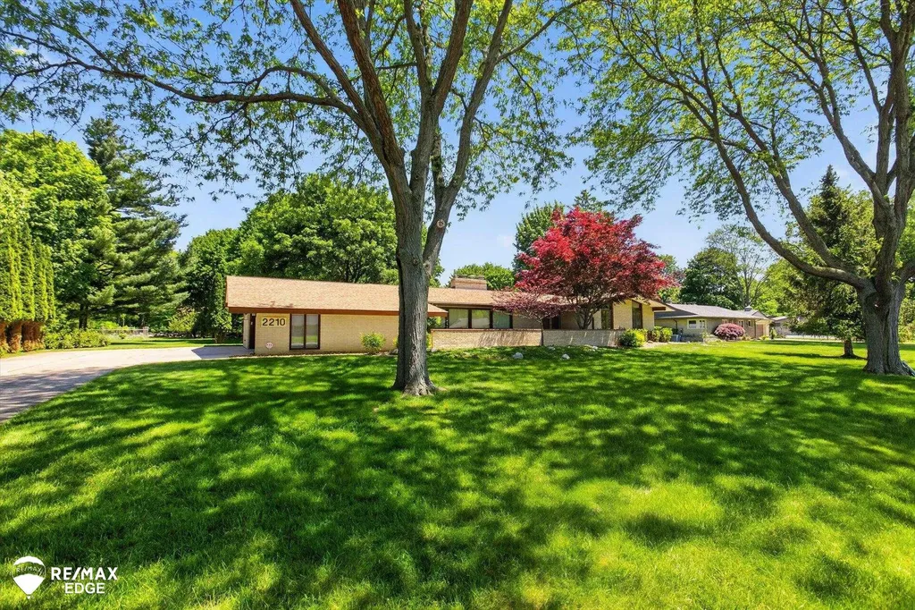 2210 N Sycamore Drive Burton City MI 48509
