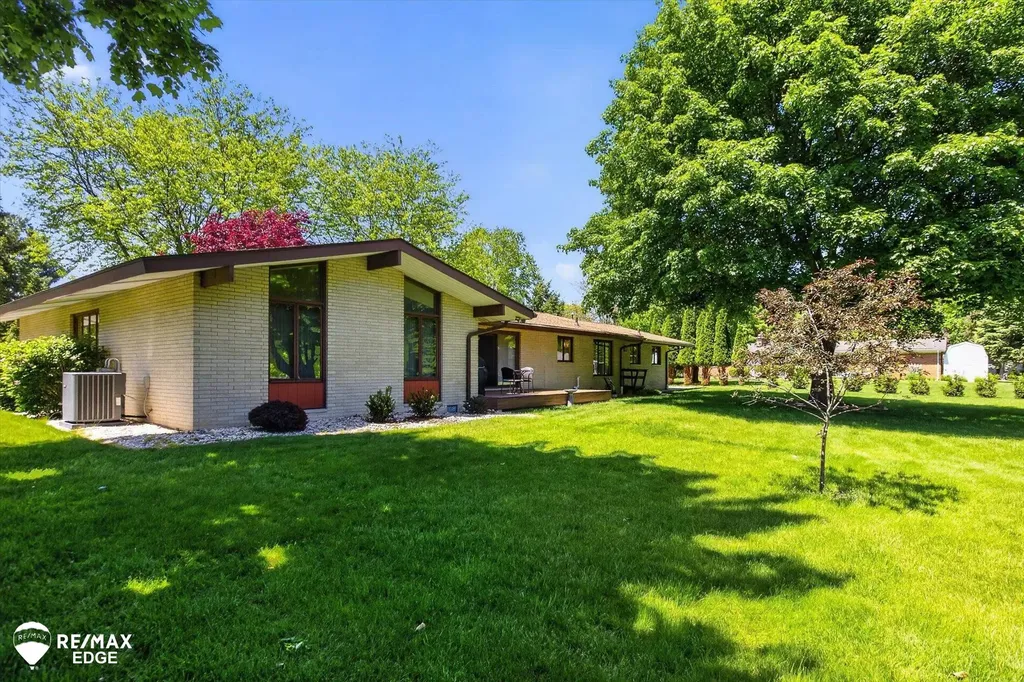 2210 N Sycamore Drive Burton City MI 48509