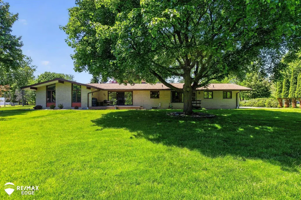 2210 N Sycamore Drive Burton City MI 48509