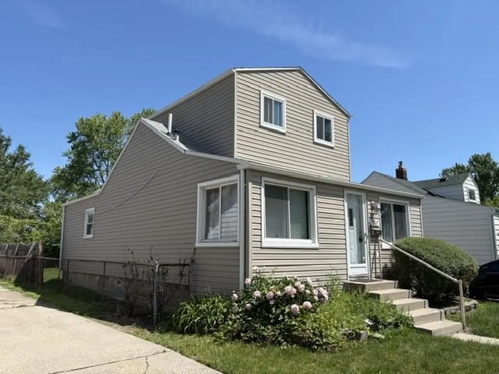 7067 Chalmers Ave Avenue Warren City MI 48091
