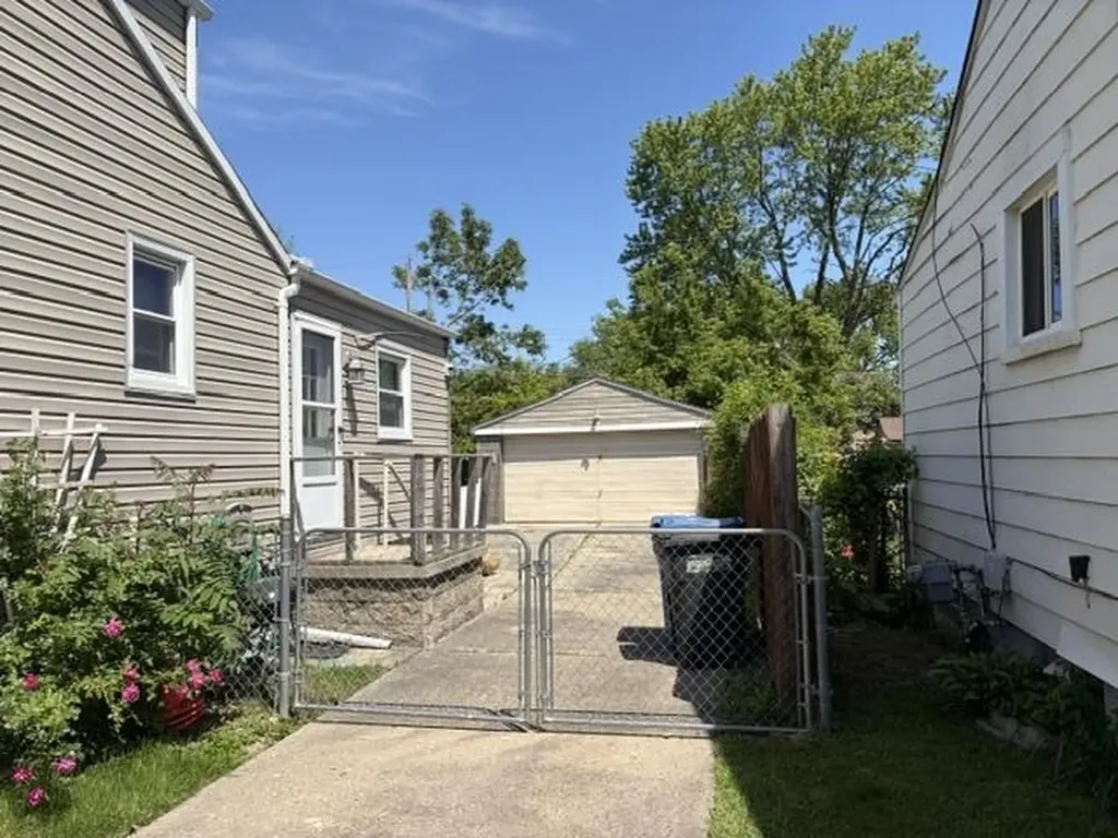 7067 Chalmers Ave Avenue Warren City MI 48091