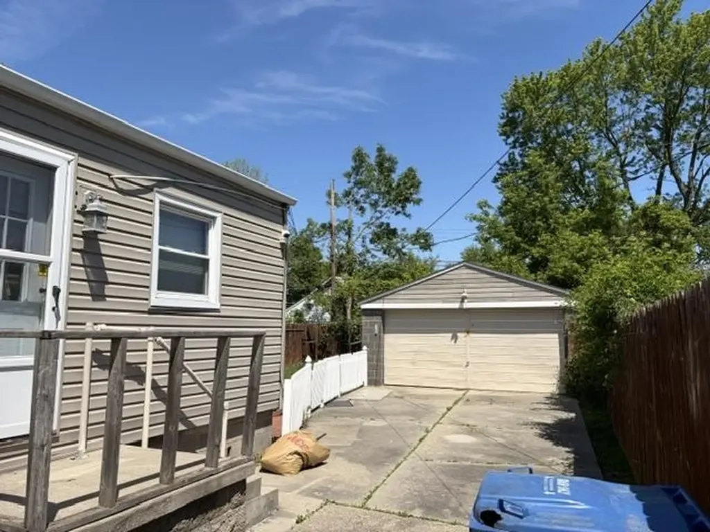 7067 Chalmers Ave Avenue Warren City MI 48091