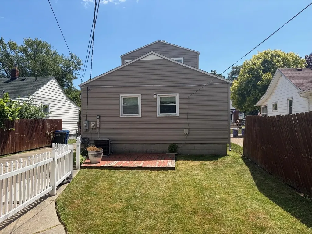 7067 Chalmers Ave Avenue Warren City MI 48091