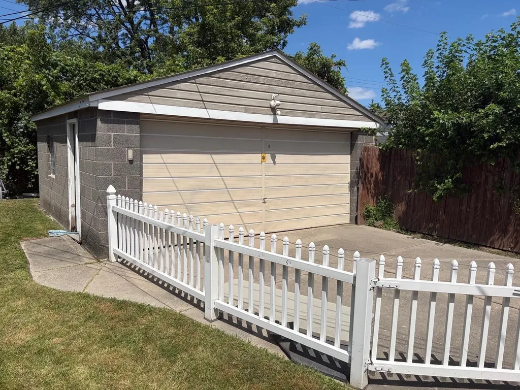7067 Chalmers Ave Avenue Warren City MI 48091