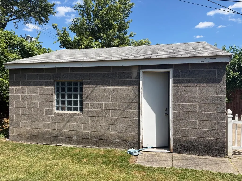 7067 Chalmers Ave Avenue Warren City MI 48091