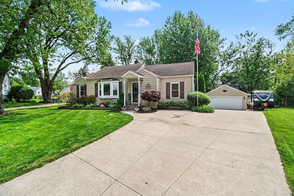 88 Hill Circle Drive Waterford Charter Township MI 48328