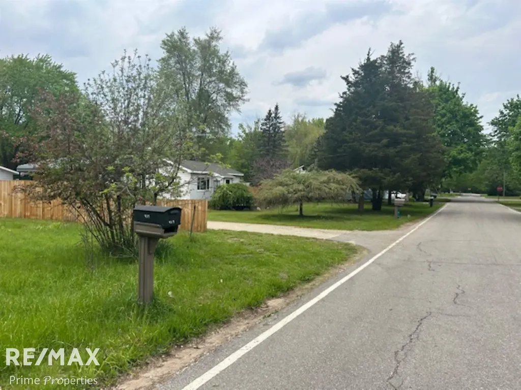 418 Locust Street Howard City Village MI 49329