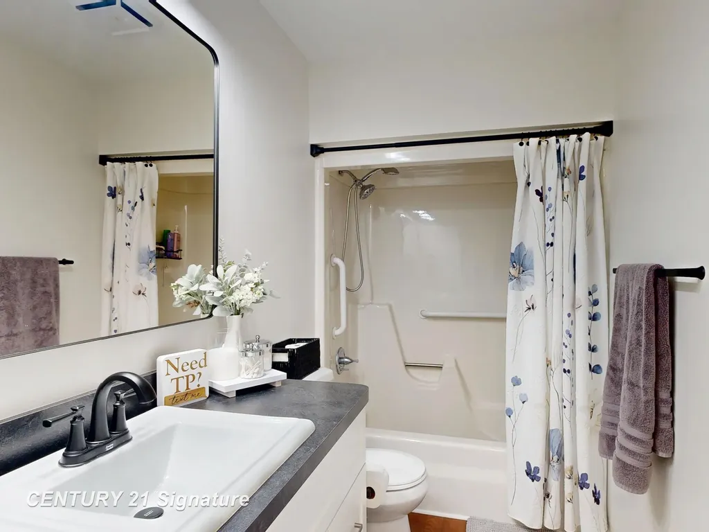 553 Oakbrook Circle Flushing City MI 48433