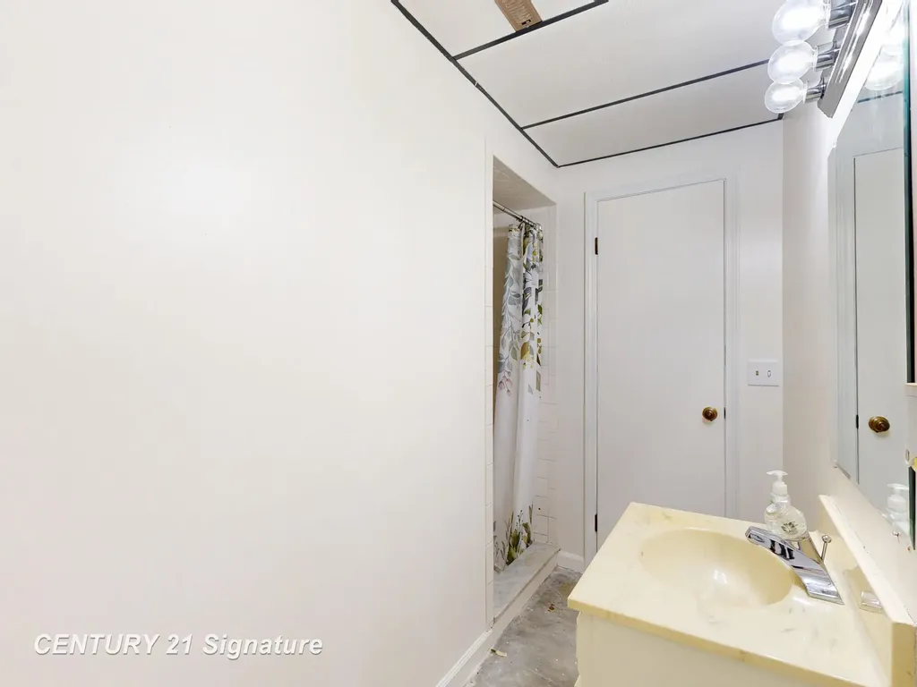 553 Oakbrook Circle Flushing City MI 48433